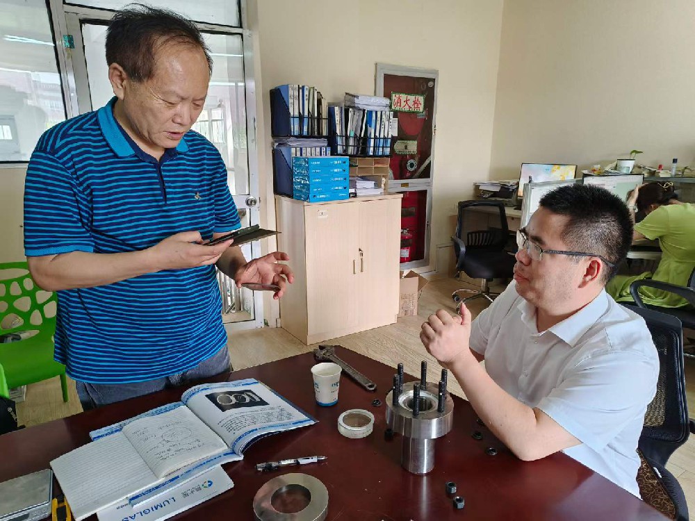 中国石油大学（北京）机械与储运学院姬忠礼教授今日专程到鲁米星公司研讨交流超高压玻璃的技术应用领域